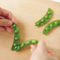 スナップえんどうは、手で裂くと中の豆が見えて見た目が華やかに。