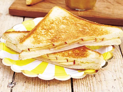 【これもオススメ】食パンにりんご、ハム、スライスチーズをはさんだものを用意し、バターをなじませたフライパンで焼いてホットサンドにしても！はちみつをかけてどうぞ。