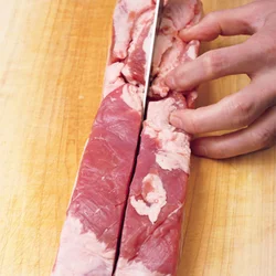 肉の厚みを半分に切ることで味がよくしみ、調理時間も短縮！