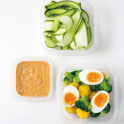 ＜おいしさキープのコツ＞
持ち寄りのときは、ゆでた野菜とゆで卵、ひらひらにそいだズッキーニ、赤パプリカドレッシングをそれぞれ別の容器に入れて持っていき、食べる直前にあえるようにする。

赤パプリカドレッシングは作りやすい分量なので、余ったらゆでえびやパスタにかけても。保存容器に入れ、冷蔵室で約5日間保存可能。