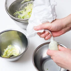 長ねぎ、しょうがは一緒にゆでてもみ洗いし、青臭さを除く。しっかり絞って水けを除くと、ねぎの甘みとしょうがの爽やかさが引き立ち、濃厚に。
