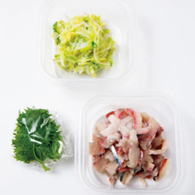 ＜おいしさキープのコツ＞
持ち寄りのときは、あじ、ねぎとしょうが、青じそを別にして保冷剤とともに持っていく。調味料は少量なので、小分けにするか、おじゃましたおうちのものを借りても。