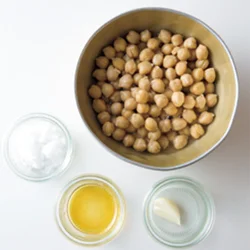 フムスはひよこ豆にオリーブ油や塩などを加えて作る、中東のペースト。豆は水煮にしてあるものを使うと手軽。稲垣さんのフムスは、ごま油で作るから、食べやすくこうばしい。