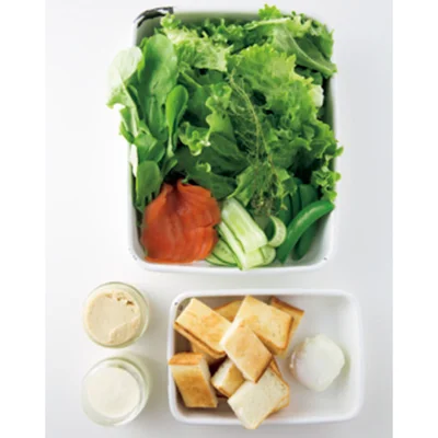 ＜おいしさキープのコツ＞
持ち寄りのときは、野菜とサーモン、パンとポーチドエッグ、フムス、レモンマヨネーズをそれぞれ別にして持っていく。現地で盛り合わせることで、フレッシュさをキープ。

フムスは作りやすい分量なので、余ったら別のときにパンにぬって食べても。保存容器に入れ、冷蔵室で約1週間保存可能。