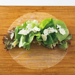 野菜はたっぷりと２種類。多すぎるように見えても、生春巻きの皮できつめに巻くと落ち着く。ブルーチーズはところどころに散らし、味のアクセントに。