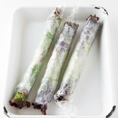 ＜おいしさキープのコツ＞
生春巻きの皮を二重に巻くことで破れにくくなり、野菜の水分を程よく吸ってくれる。持ち寄りのときはラップに包んだまま持っていき、切ってからラップをはずすとくずれない。

青じそソースは作りやすい分量なので、余ったらゆで野菜や魚介をあえて食べても。保存容器に入れ、冷蔵室で約2週間保存可能。
