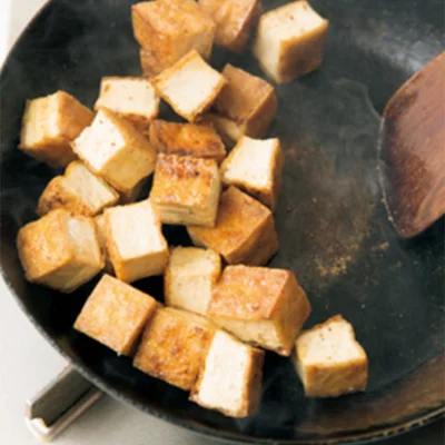 【おいしさキープのコツ】
厚揚げは焼いてから、さらにフライパンで調味料とともに炒めることでしっかり味が入り、水けもとぶ。野菜も油の入ったドレッシングでコーティングすると水が出にくい。