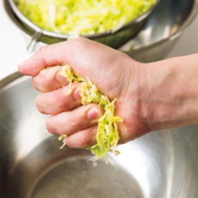 【おいしさキープのコツ】
野菜類は多めの塩を加えてもみ、水にさらして塩抜きしてから水けを除く。こうすることで全体にまんべんなく下味がつき、マヨネーズをたっぷり加えなくても味がまとまる。