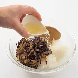 甘辛い味を生かし、酢とともにご飯に混ぜれば、すし飯の味になり、手軽。あとは彩り用に、いり卵や豆などをのせれば華やかに。