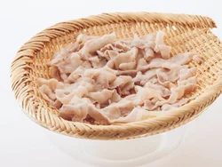 ゆでた豚肉は冷水にはとらない。そのままさますとうまみが逃げず、肉の味がしっかりする。