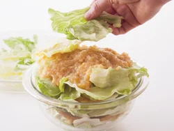 肉とレタスを重ねるとボウルの深さより高くなるが、加熱によりレタスのかさが減る。
