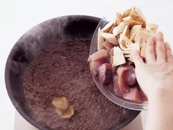 煮汁を煮立たせながらかつおを入れることで、魚特有の臭みが出にくくなる。