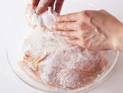 とりむね肉は加熱によりパサつきやすいため、小麦粉をまぶして水分を閉じ込める。