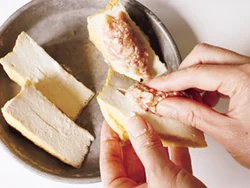 厚揚げの断面に切り目を入れて肉だねを詰め、食べごたえを出す。