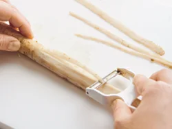 ごぼうは繊維がしっかりしているので、皮むき器を使って薄くそいで麺状にする。