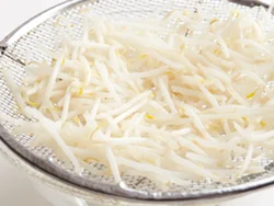 もやしはシャキシャキの食感を生かすために約１分ゆで、すぐにざるにあけてさます。