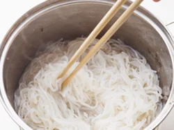 しらたきはあらかじめ洋風スープでいり煮にすると、パスタソースとも味がなじみやすくなる。