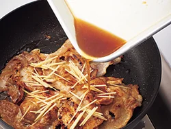 肉の色が変わったところで漬け汁を加えてからめながら焼く。しょうがのせん切りは最後に加えて香りを残して。