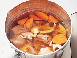 鍋にいんげん以外の材料を入れて、煮汁が少なくなるまで煮るだけ。いんげんは色が悪くなるので煮上がりに加え、さっと煮る。