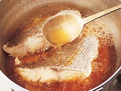 煮汁が少なくなったら落としぶたをはずし、スプーンでかけながら煮ると全体に味が入る。少し面倒でもこの作業をすることで、しっかり味のしみた煮魚になる。