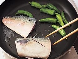 魚は身から焼いたほうが失敗しない、とケンテツさん。皮目から焼くと皮がはがれてバラバラになりがちなので、身を下にして、しっかり焼き固めてから皮目を焼くとよい。