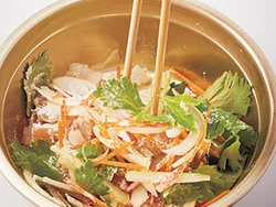 野菜とえびに小麦粉を加えたらさっと混ぜて、さらに水を加えてさっと混ぜるだけ。粉っぽさが残るくらいに薄くまぶすことで、さっぱりとしたかき揚げに。
