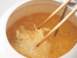 菜箸でつまめるくらいずつ取って、まわりが固まるまで箸ごと油につけるように揚げたら、バラバラにならない。かき揚げの量が少ないときはこの段階で継ぎ足してOK。