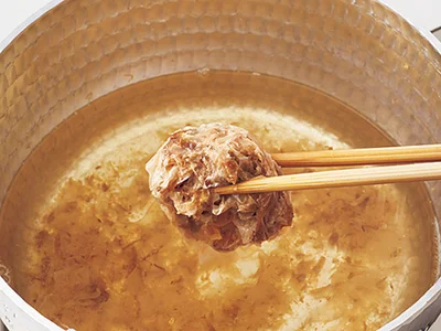 【かつおだしは箸ですくってとる】沸騰した湯にひとつかみ分の削りがつおを入れて、ひと煮立ちさせる。いい香りがしてきたら、菜箸ですくって削りがつおを取り出せば、かつおだしの完成!少しぐらい汁に残ったって、家で食べるなら問題ない!