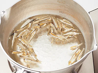 【煮干しだしは水から煮てとる】煮干しだしは、水から煮干しを煮ることでとる。煮ていくうちに煮干しがやわらかくなるので、だしがとれても取り出さず、具として食べて。煮干しと具をさっと炒めてから煮ると風味が出る。頭と内臓はレシピでは除いているが、小さめのやわらかい煮干しなら除かなくてもOK！