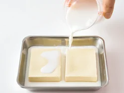 高野豆腐は水ではなく、牛乳でもどし、絞らずに料理に使う。牛乳の脂肪分でやわらかく、風味豊かに仕上がる。