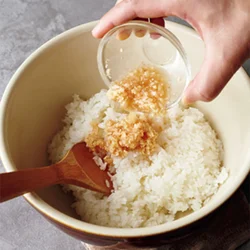 「酢しょうが」をご飯に加えれば、簡単に酢飯が完成。しゃもじで切るように混ぜ合わせて。
