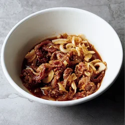 牛肉は「酢玉ねぎ」が入った汁に漬けることで、肉がやわらかくなる。味もしっかりとしみておいしく仕上がる。