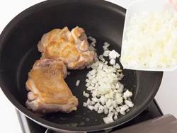 フライパンのあいたところに野菜を入れて蒸し焼きにすることで、風味よく仕上がる。