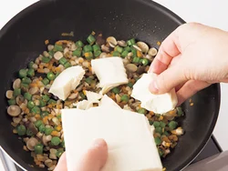 豆腐はくずし入れることで味がしみやすく、スピードアップに。好みでもめん豆腐でも。