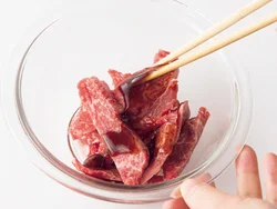 牛肉にはオイスターソースで下味をつけておくと、炒めたときに味がまとまりやすい。