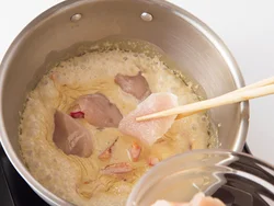 煮立てたソースに、とり肉を入れる。表面に一瞬で火を通すことで、うまみを閉じ込める。
