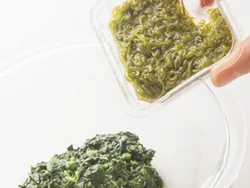 刻んだモロヘイヤにめかぶを加えて、ねばねば感＆食物繊維量をアップ。しゃぶしゃぶ用肉や野菜にもからみやすい。