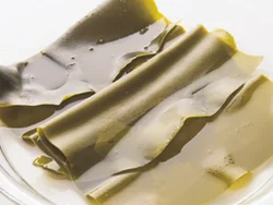 昆布を水につけたあと、鍋で熱してだしをとる。このだしを利用して昆布巻きを煮る。
