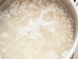 食物繊維豊富な押し麦をゆでて、ワイン蒸しに加える。穀物を入れることで満足感にもつながる。