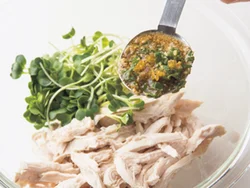 とり肉、貝割れ菜に和風香味だれを加えて混ぜ合わせる。ほかに調味料は使わず、たれのみで調味するから手軽。
