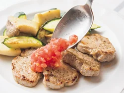 肉や野菜は塩、こしょうのみのシンプルな味つけにして、洋風トマトだれをたっぷりとかけて食べる。