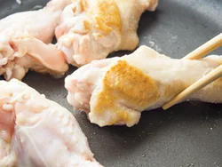 手羽元は先に焼きつけることで、余分な脂を出し、うまみを肉の中に閉じ込める。