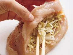 とり肉の厚みに深めの切り目を入れてポケット状にし、「乳酸キャベツ」を奥までしっかり詰める。