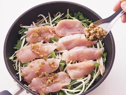 水分の多い野菜を下に敷き、肉をのせて蒸し焼きにすると、焦げにくくなる。