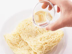 麺は酒をふって電子レンジで加熱すると、ほぐしやすくなる。酒ごと加えて炒めて。