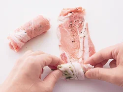 加熱すると肉が縮んでしまるので、あまりきっちりと巻かなくても大丈夫。