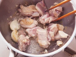 とり肉を先に炒めると脂が出て、煮もの全体にうまみがまわり、おいしく仕上がる。