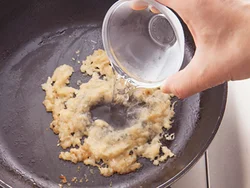 玉ねぎは先に炒めて甘さを引き出し、調味料を順に加えてソースを作る。