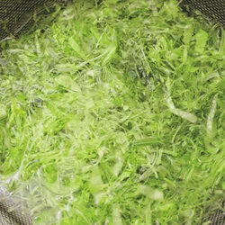 生のものと、ゆでたもの、2種のレタスの味わいを楽しむ