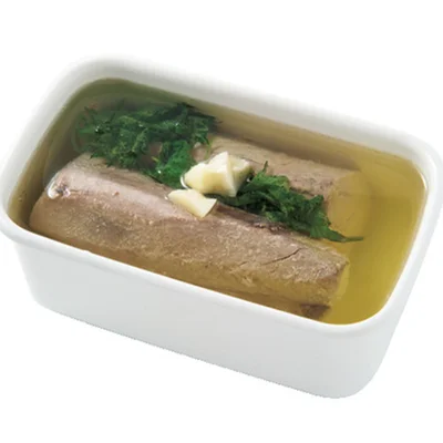 すぐに食べるときは…
かつおの表面の油をペーパータオルで拭き取り、薄めのそぎ切りにする。器に盛り、別の器にしょうゆと練りがらしを入れて添える。好みで薄切りの玉ねぎとしそを添えても。
◆「もつ」コツ
煮るときに中まで完全に火を通してからさまし、油ごと保存容器に入れる。冷蔵室で約7日間保存可能。
<太白ごま油とは>
ごまをばい煎せずに生のまま絞ったごま油のこと。ごまの香りはしないが、うまみとコク、風味はあり、サラダ油と同様に使える。なければサラダ油で代用してOK。